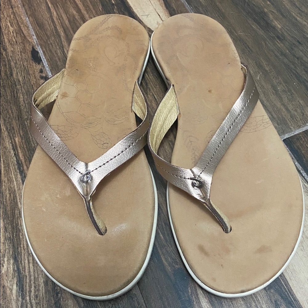 OluKai Honu sandals - women’s size 7. Rose gold and tan